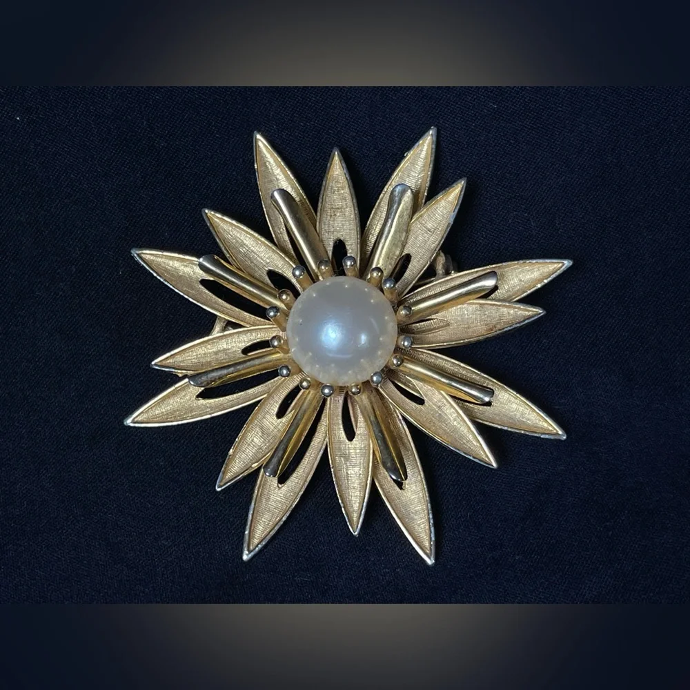 Vintage gold tone brooch large fake pearl